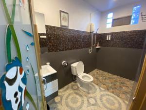 W łazience znajduje się toaleta, umywalka i prysznic. w obiekcie บ้านพักหมอบิวรีสอร์ท w mieście Chiang Khan