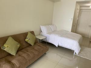 un soggiorno con divano e letto di Wind Residences Tagaytay a Tagaytay