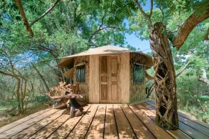 uma casa na árvore no meio da floresta em Leopard Safaris Yala em Yala