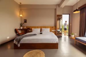 Postel nebo postele na pokoji v ubytování Minimalist Poshtel & Suites