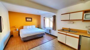 um quarto de hotel com uma cama e um lavatório em Corral Creek Lodge em Kernville