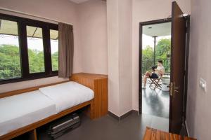 Postel nebo postele na pokoji v ubytování Minimalist Poshtel & Suites