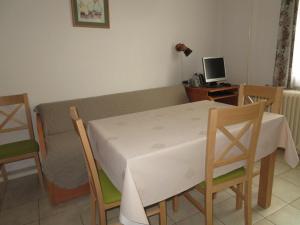 A television and/or entertainment centre at Csányi vendégház