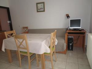 A television and/or entertainment centre at Csányi vendégház