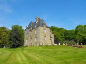 an old castle on top of a grassy hill at Château de Montbrault in Fleurigné