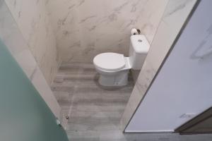 La salle de bains est pourvue de toilettes blanches. dans l'établissement Sensaciones, à Anna