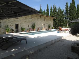 una piscina frente a una casa en Le Mas Vieux, en Graveson