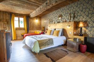 
A bed or beds in a room at Domaine du Lieu des Brocs
