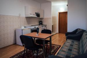 eine kleine Küche mit Tisch, Stühlen und Sofa in der Unterkunft HOTEL K2 CITY in Caracal