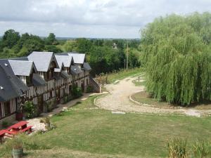 een luchtfoto van een rij huizen met een boom bij Les Chambres de Pontfol - Chambres d'hôtes - Guest house in Victot-Pontfol