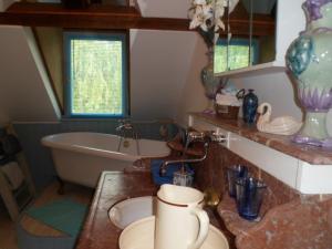 Et badeværelse på Les Chambres de Pontfol - Chambres d'hôtes - Guest house