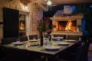 Imagine din galeria proprietății Beachfront House Mir with private pool and jacuzzi right at the beach in beautiful bay in Mirca - Brac în Supetar