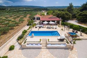 Piscina de la sau aproape de Beachfront House Mir with private pool and jacuzzi right at the beach in beautiful bay in Mirca - Brac