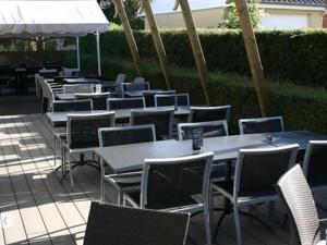 een rij tafels en stoelen op een patio bij Storia Da Ennio in La Verrière