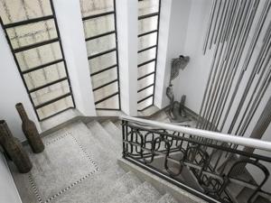 einen Balkon mit einem Metallgeländer in einem Gebäude in der Unterkunft Villa Fani in Thiers