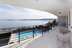 Balkón nebo terasa v ubytování Luxury Beachfront Villa Sea Queen - Kastela