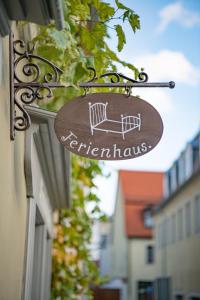 ein Schild für ein Restaurant in einem Gebäude in der Unterkunft Haus Krauterkasten in Naumburg