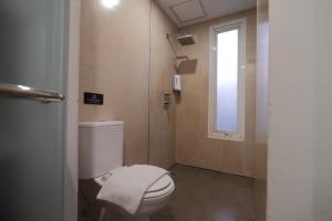 Koupelna v ubytování All Nite & Day Hotel Yogjakarta - Gejayan