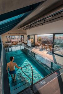 Wellness Hotel Volarik 내부 또는 인근 수영장