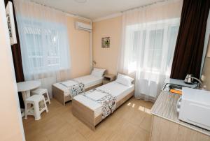阿納帕的住宿－Guest house EdiRoz on Krepostnaya，小房间设有两张床和一张桌子