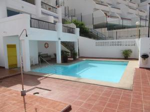 a swimming pool in the middle of a building at Vista Playa in Mogán