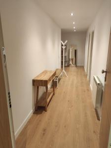a hallway with a wooden table in a room at Apartamentos tiu Enrique 4 Piso in Cangas de Onís