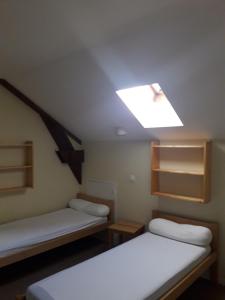 a room with two beds and a skylight at Centre de vacances La Salamandre in Arrens-Marsous