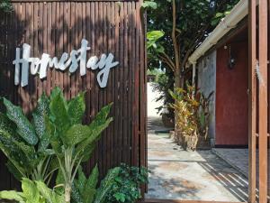 シーラーチャーにあるLek Homestayのセラピストの文字が書かれた柵