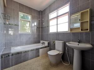 シーラーチャーにあるLek Homestayのトイレ、洗面台、浴槽を備えたバスルーム