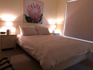 - une chambre avec un grand lit et deux lampes dans l'établissement 225 on Myall, à Tea Gardens