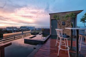 Rõdu või terrass majutusasutuses All Nite & Day Hotel Yogjakarta - Gejayan