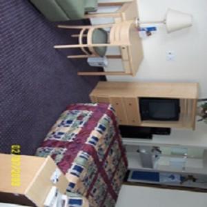 Habitación con cama, TV y cajas. en Ameristay Inn & Suites, en Waverly