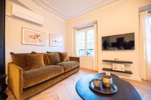 sala de estar con sofá y mesa en Luxury apartments in Paris Center, en París