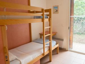 a bunk bed room with two bunk beds and a window at Auberge de Jeunesse HI Nîmes in Nîmes