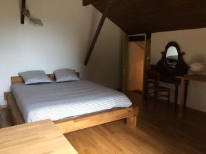 Un pat sau paturi într-o cameră la Ancienne Bergerie au cœur de la nature dans le parc du Vercors.