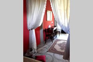科馬羅姆的住宿－Romantic Studio Apartment in the heart of the city，客厅设有红色的墙壁和白色的窗帘