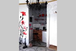 uma cozinha com um balcão e uma mesa num quarto em Romantic Studio Apartment in the heart of the city em Komárom