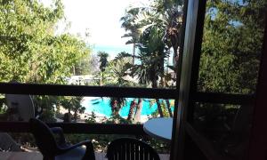 - une vue sur la piscine depuis le balcon du complexe dans l'établissement CASA-B- pequeño conjunto adosados, à La Caleta-Guardia