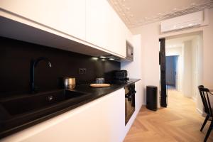 cocina con fregadero y encimera en Luxury apartments in Paris Center, en París