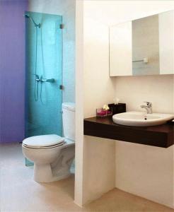 La salle de bains est pourvue de toilettes, d'un lavabo et d'une douche. dans l'établissement Nantra de Comfort, à Bangkok