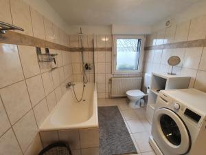un bagno con lavatrice e WC di Eifel-Oase Monschau a Monschau