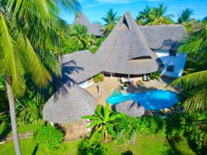 uma vista aérea de um resort com uma piscina em Villa Madinina em Diani Beach