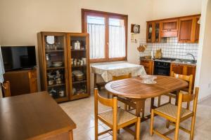 A kitchen or kitchenette at Casetta Delle Allodole Még 4 kép