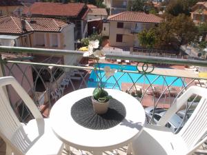 Výhled na bazén z ubytování Residence I Girasoli nebo okolí