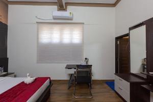 KSTDC Hotel Mayura Vijayanagara Hampi客房内的一张或多张床位