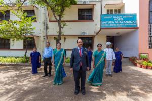 霍斯佩特KSTDC Hotel Mayura Vijayanagara Hampi的一群站在建筑物前的人 更多22张照片