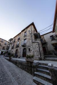 - un ancien bâtiment en pierre avec des escaliers devant dans l'établissement San Giuseppe, à Nicotera