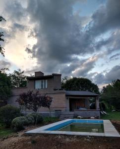 una casa con piscina frente a ella en Hermosa casa en Potrero de Garay in 