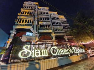 Un edificio con un cartello che dice "Slam Chicago" di Siam Champs Elyseesi Unique Hotel a Bangkok