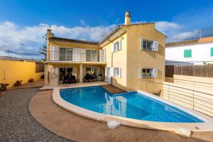 una piscina en el patio trasero de una casa en Villa Can Gaya, en Alcudia